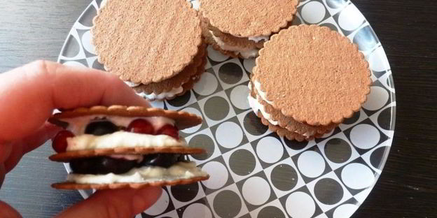 мильфей с творожным кремом, крыжовником и смородиной