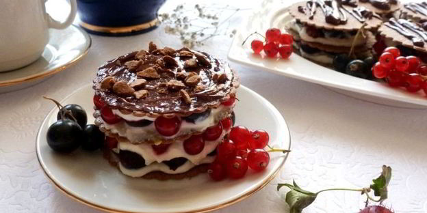 мильфей с творожным кремом, крыжовником и смородиной