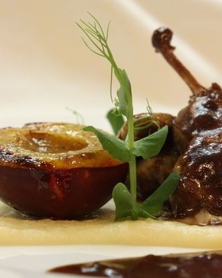 Перепелка запеченная со сливовым соусом и кремом из пастернака