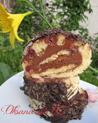 Рулет с черешней и шоколадным кремом