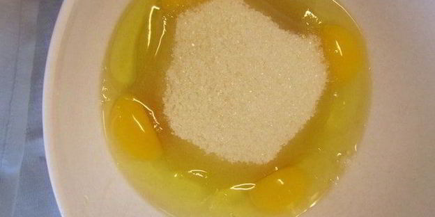 рулет с черешней и шоколадным кремом