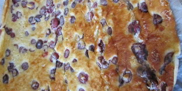 рулет с черешней и шоколадным кремом