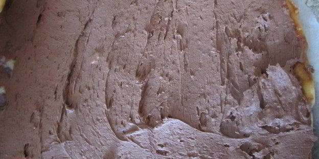 рулет с черешней и шоколадным кремом