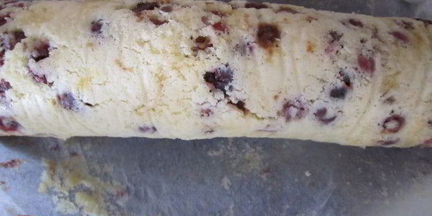 рулет с черешней и шоколадным кремом