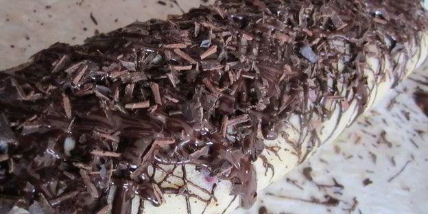 рулет с черешней и шоколадным кремом