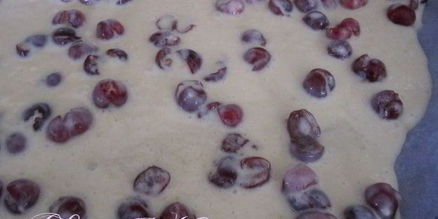 рулет с черешней и шоколадным кремом