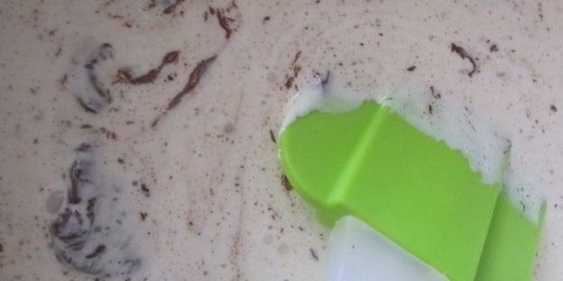 рулет с черешней и шоколадным кремом