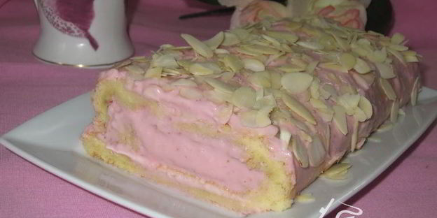 рулет с творожно-клубничным кремом