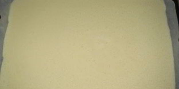 рулет с творожно-клубничным кремом