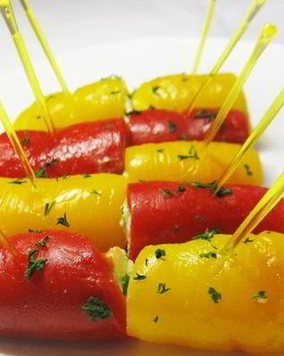 Рулетики из печеного перца с сырным кремом