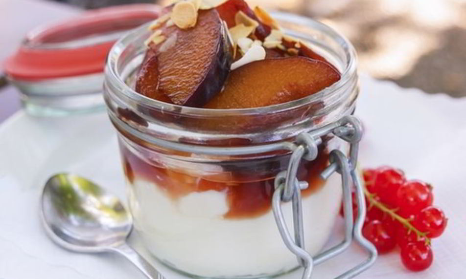 Рецепт слив в портвейне с марципаново-творожным кремом