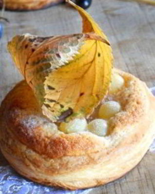 Слоеные корзинки с виноградом и миндальным кремом