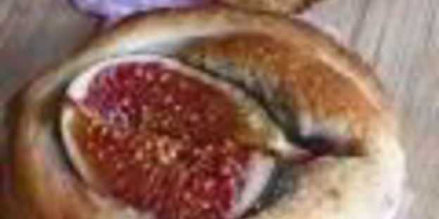 слоеные корзинки с виноградом и миндальным кремом