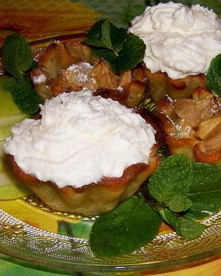 Яблочные корзиночки с кремом