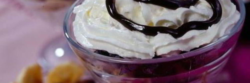 Легкий десерт в вазочке