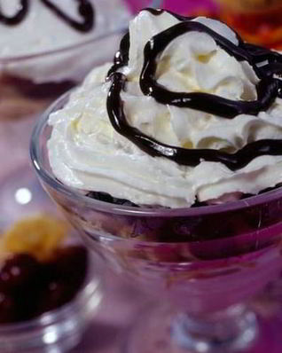 Легкий десерт в вазочке