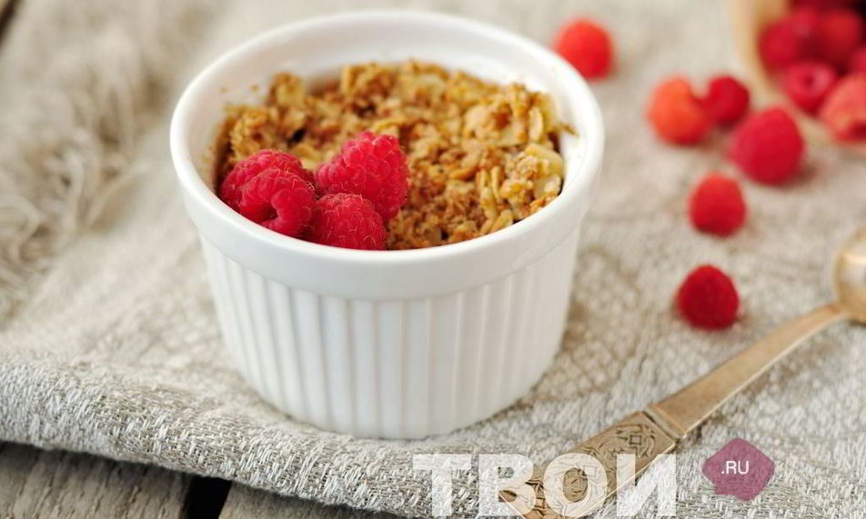 Рецепт малинова-бананового крамбл