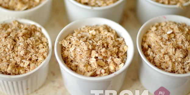 малиново-банановый крамбл