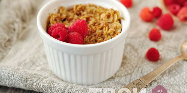 малиново-банановый крамбл