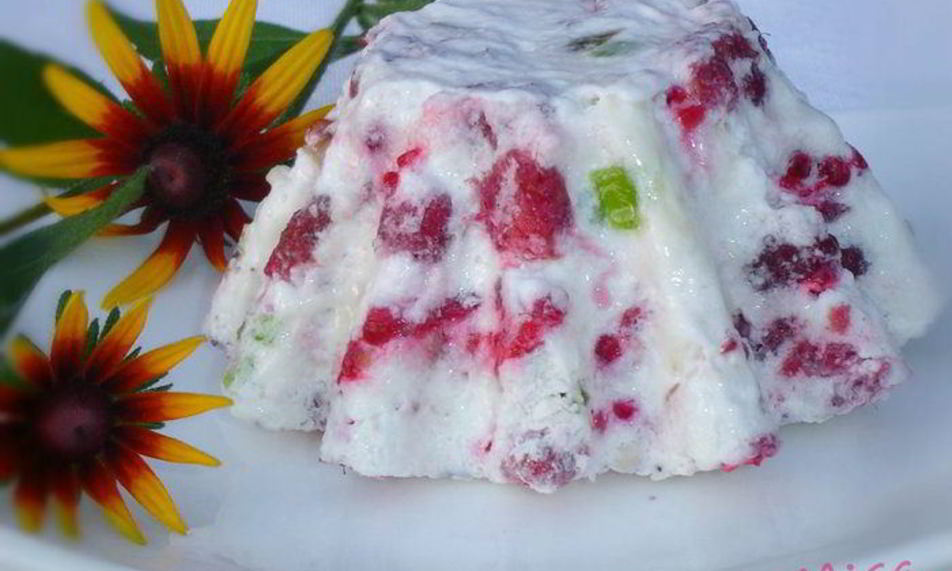 Рецепт малинового десерта с цукатами и орехами