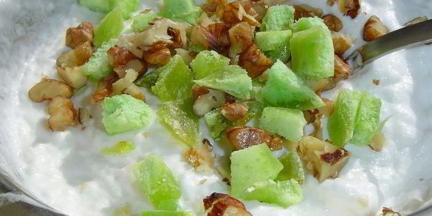 малиновый десерт с цукатами и орехами