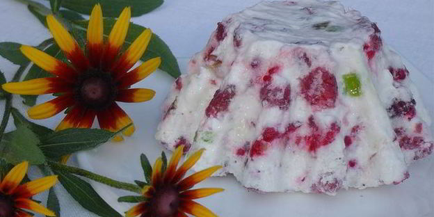 малиновый десерт с цукатами и орехами