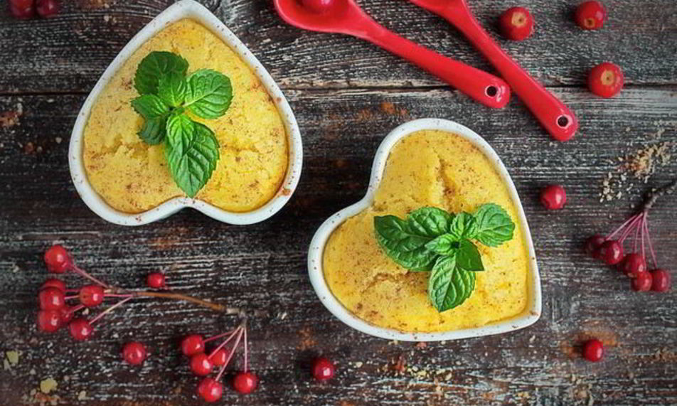 Рецепт манного пудинга с яблокома и корицея