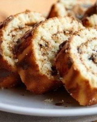 Быстрый рулет с клубничным мармеладом