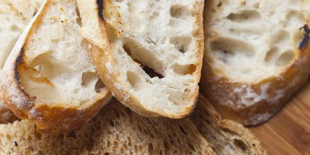 горгонзола с хлебом, медом и мармеладом