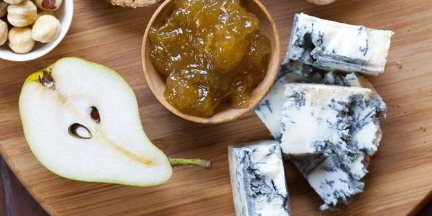 горгонзола с хлебом, медом и мармеладом