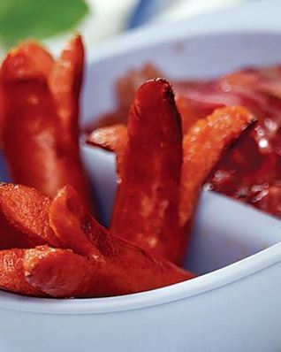 Копченые колбаски с луковым мармеладом