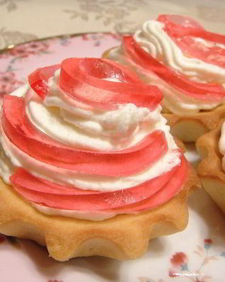 Корзиночки с взбитыми сливками и мармеладом