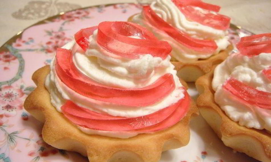 Рецепт корзиночек с взбитыми сливками и мармеладом