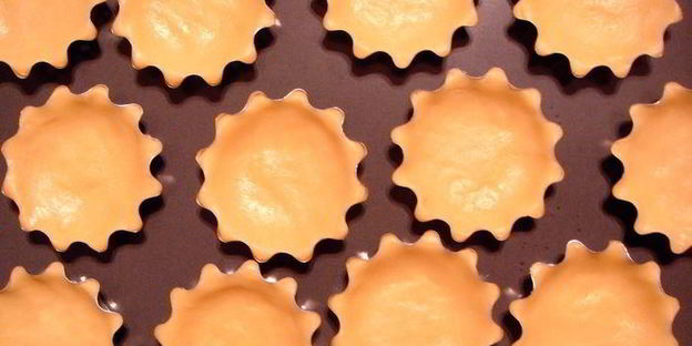 корзиночки с взбитыми сливками и мармеладом