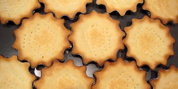 корзиночки с взбитыми сливками и мармеладом