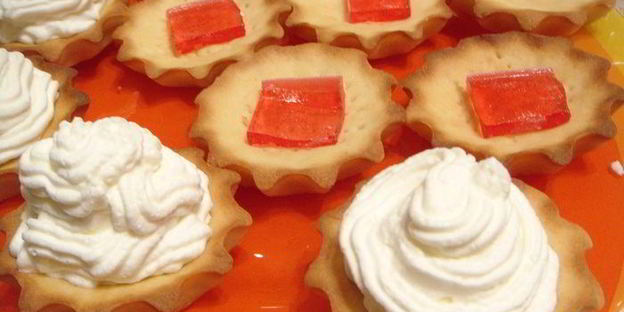 корзиночки с взбитыми сливками и мармеладом