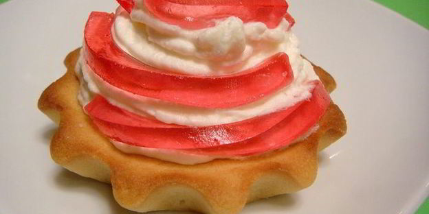 корзиночки с взбитыми сливками и мармеладом