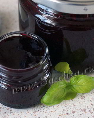 Мармелад из черной смородины с базиликом