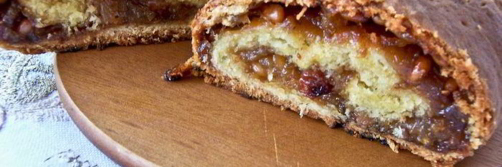 Рулет с луковым мармеладом