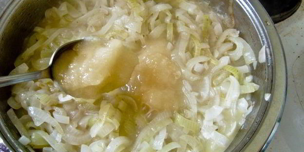 рулет с луковым мармеладом