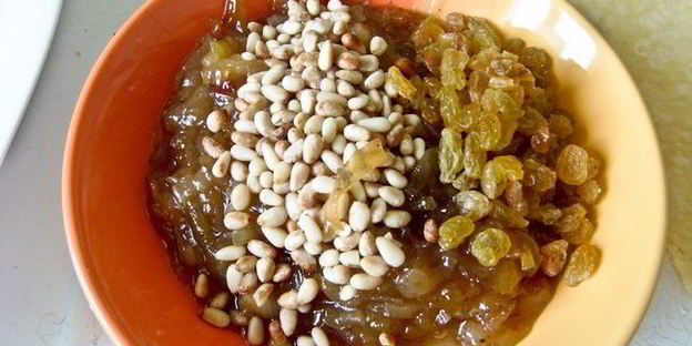 рулет с луковым мармеладом