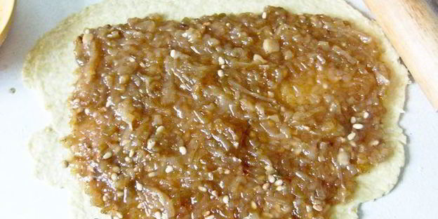 рулет с луковым мармеладом