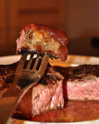 Стейк с соусом Луковый мармелад