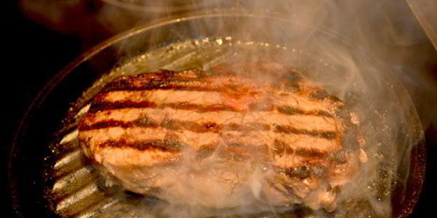 стейк с соусом луковый мармелад