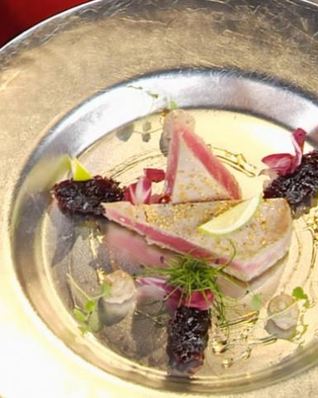 Тунец с луковым мармеладом и ореховым соусом