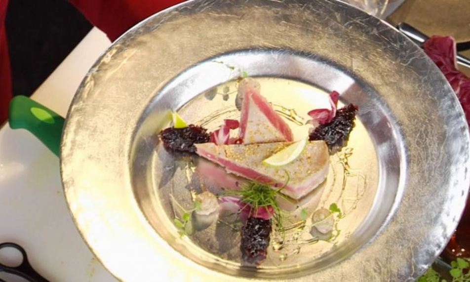 Рецепт тунца с луковым мармеладом и ореховым соусом