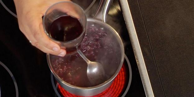 тунец с луковым мармеладом и ореховым соусом