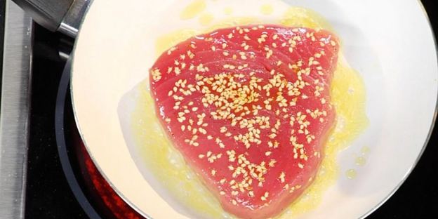 тунец с луковым мармеладом и ореховым соусом