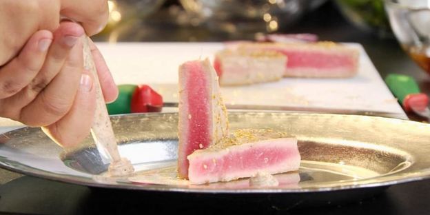 тунец с луковым мармеладом и ореховым соусом