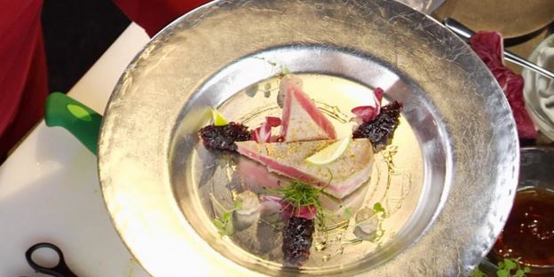 тунец с луковым мармеладом и ореховым соусом